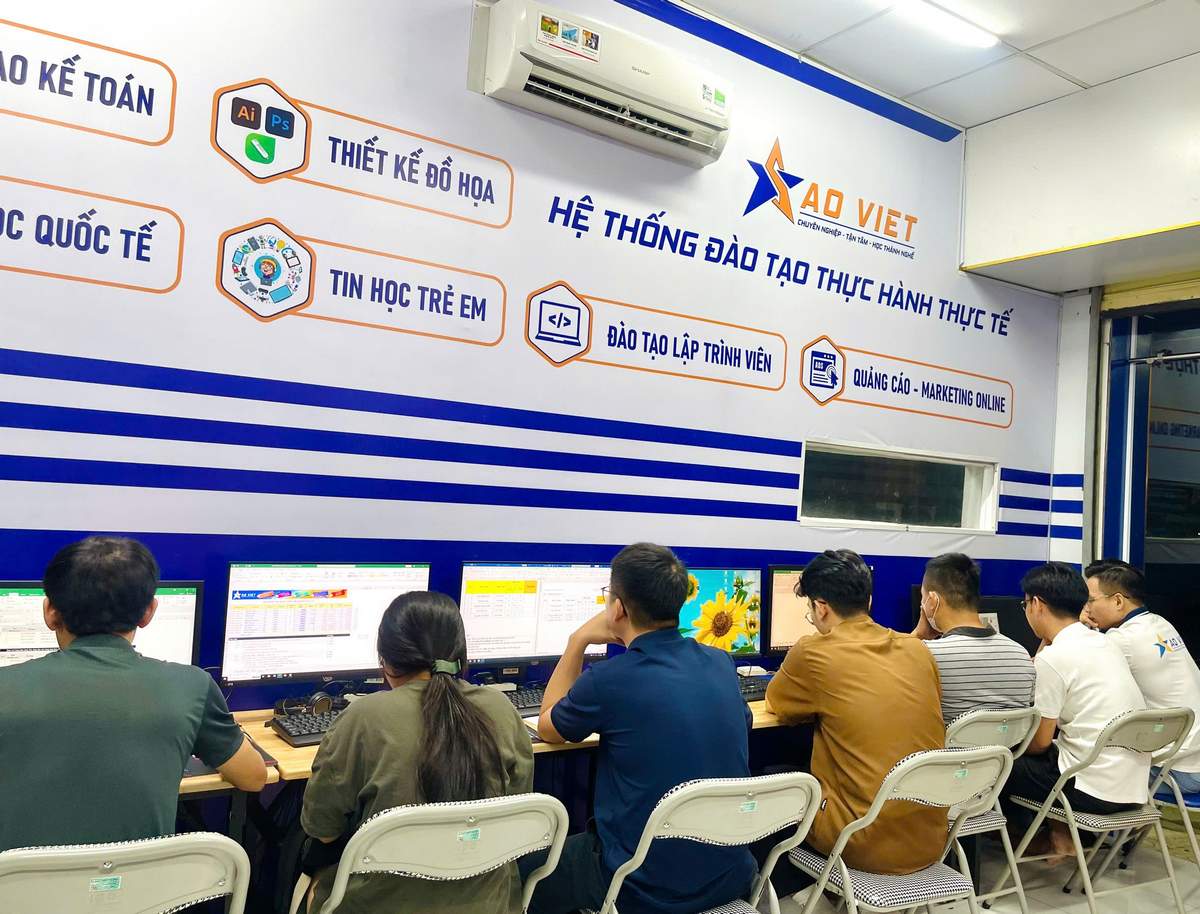 học viên luyện thi chứng chỉ tin học tại vũng tàu